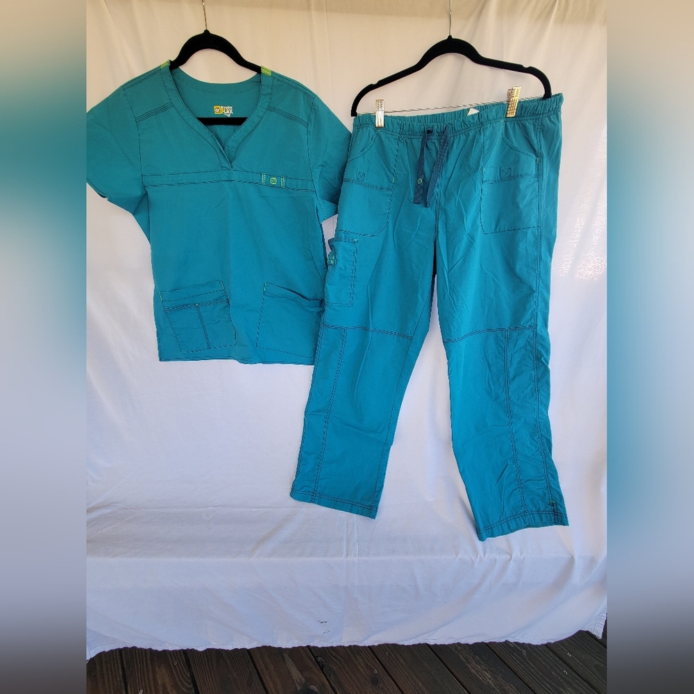 WonderWink Women's Teal Blue Scrub Set, Large top and X-Large Cargo Pant.